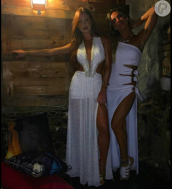 Marina Ruy Barbosa e Giovanna Ewbank curtiram festa em Fernando de Noronha com looks fatais! Fenda e decote, sem dispensar a cor branca na noite da virada