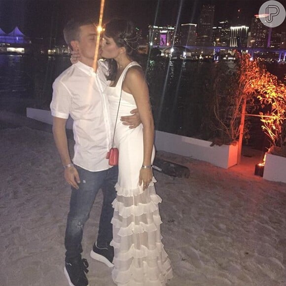 Acompanhada do noivo, Di Ferrero, em Miami, a top Isabeli Fontana apostou num vestido longo com babados e leve transparência da grife Tufi Duek