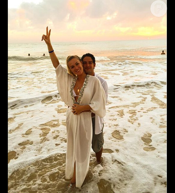 Fiorella Mattheis virou o ano ao lado do namorado, Alexandre Pato, em clima de paixão e escolheu um look Printing, com biquíni por baixo da roupa. O casal curtiu festa na praia