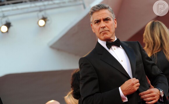George Clooney usou um smoking preto no Festival de Veneza