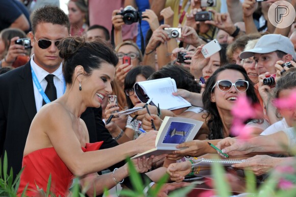Sandra Bullock dá autógrafo aos fãs