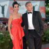 Sandra Bullock e George Clooney posam juntos para fotos