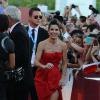 Sandra Bullock exibiu as belas pernas em um vestido vermelho de J. Mendel na 70ª edição do Festival de Veneza