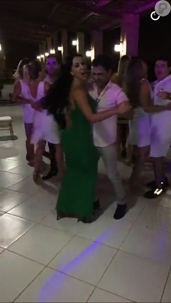 Zezé Di Camargo e Graciele Lacerda dançaram juntinhos em festa no hotel em que estão hospedados, em Fortaleza, dia 31 de dezembro de 2015