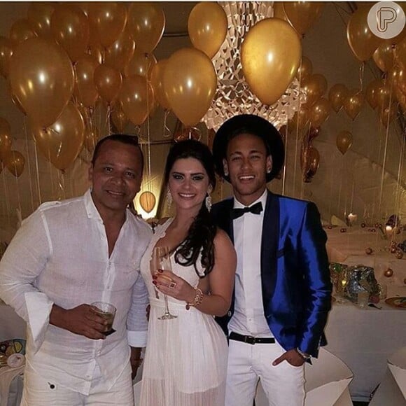 Neymar posa com o pai e a amiga na noite de Réveillon