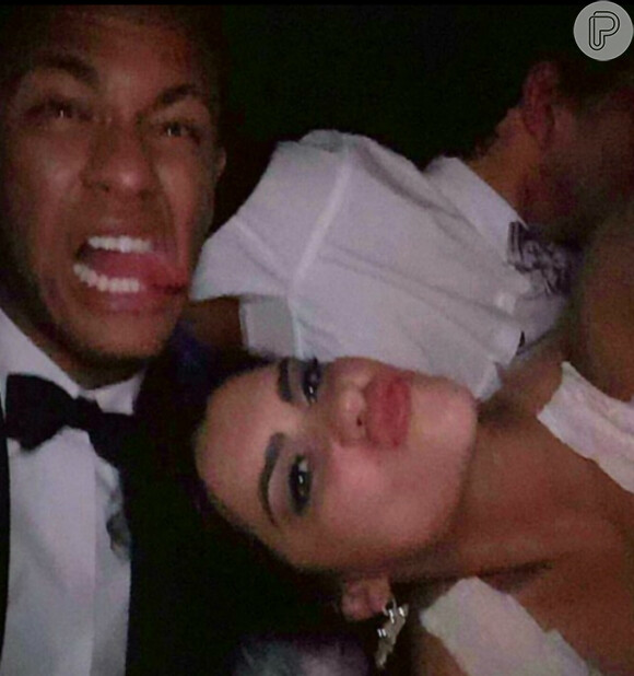 Neymar posta foto ao lado de morena misteriosa, mas garante: 'É uma amiga'
