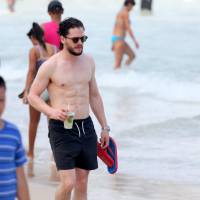 Kit Harington, galã em 'Game of Thrones', passeia em Copacabana. Fotos!