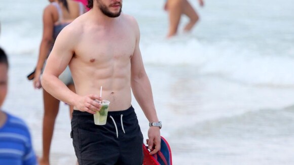 Kit Harington, galã em 'Game of Thrones', passeia em Copacabana. Fotos!