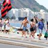 Kit Herrington se diverte com amigos ao caminhar pela orla de Copacabana