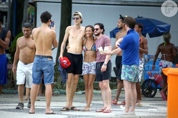 Kit Harington posa com grupo de fãs na orla de Copacabana