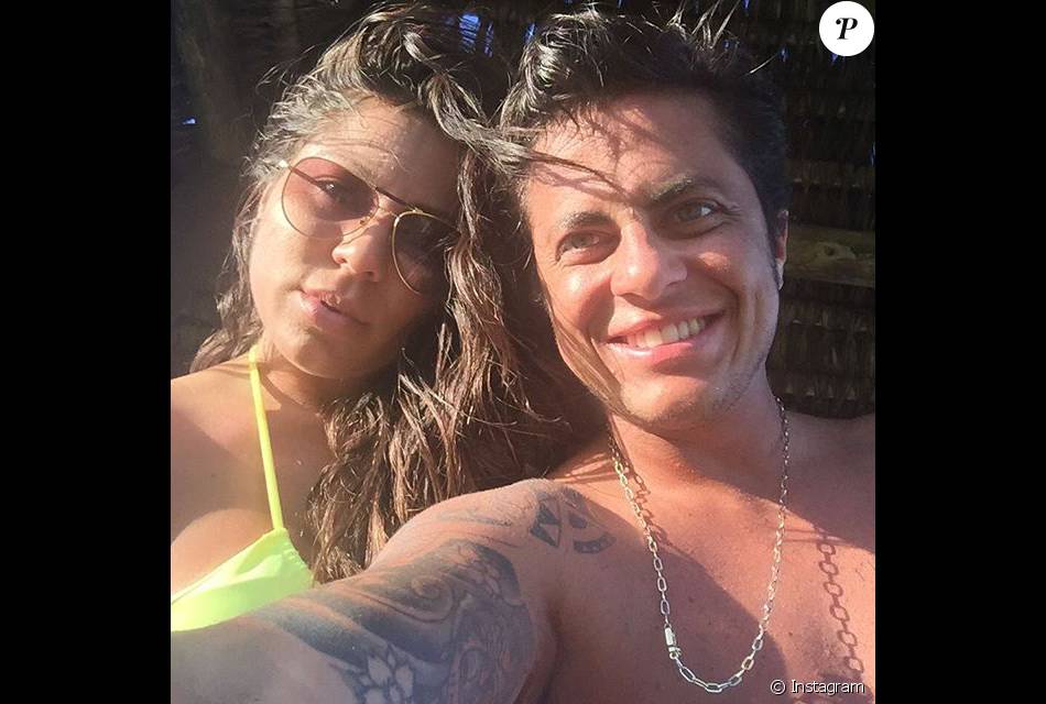 Thammy Miranda Posou Com A Namorada Na Piscina Purepeople