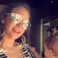 Bruna Marquezine posa com bebê e brinca: 'Estamos com o mesmo penteado'