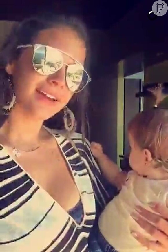 Bruna Marquezine dividiu mais um momento íntimo com seus fãs no Snapchat, neste sábado, 2 de janeiro de 2016, ao posar com bebê. 'Estamos com o mesmo penteado', disse a atriz