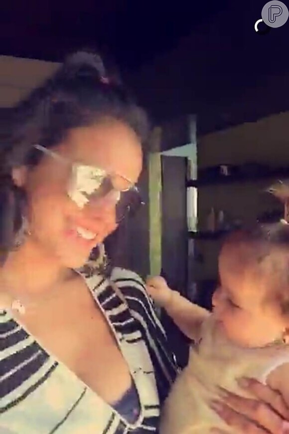 No Snapchat, Bruna Marquezine aparece se divertindo com a garotinha