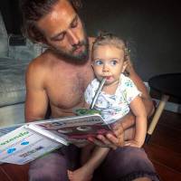 Rafael Cardoso posa com a filha, Aurora, e ganha elogio na web: 'Lindos'