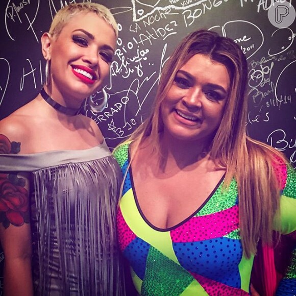 Preta posa com Nikki, uma das finalistas da última edição do 'The Voice Brasil', nos bastidores do show