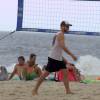 Fernanda Lima e Rodrigo Hilbert curtem vôlei na praia do Leblon, na Zona Sul do Rio de Janeiro