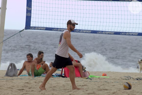 Fernanda Lima e Rodrigo Hilbert curtem vôlei na praia do Leblon, na Zona Sul do Rio de Janeiro