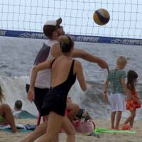 Fernanda Lima e Rodrigo Hilbert exibem boa forma ao jogar vôlei em praia do Rio