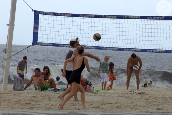 Fernanda Lima e Rodrigo Hilbert jogam vôlei durante dia na praia do Leblon, na Zona Sul do Rio de Janeiro, em 3 de janeiro de 2016