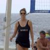 Fernanda Lima usou short curto e camisa colada em partida de vôlei na praia