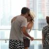 Giovanna Antonelli troca beijoa com o marido, Leonardo Nogueira