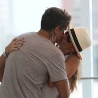 Giovanna Antonelli troca beijos com marido, Leonardo Nogueira, em shopping no RJ