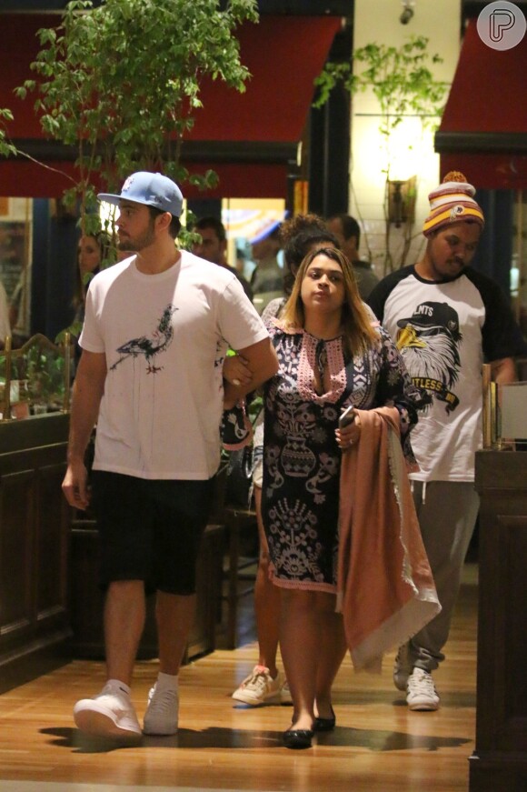 Preta Gil janta com o marido, Rodrigo Godoi, e amigos em shopping do Rio de Janeiro