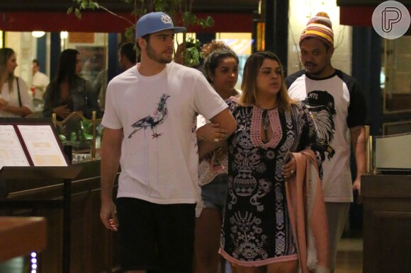 Preta Gil deixa restaurante após  jantar com o marido, Rodrigo Godoi, e amigos em shopping do Rio de Janeiro