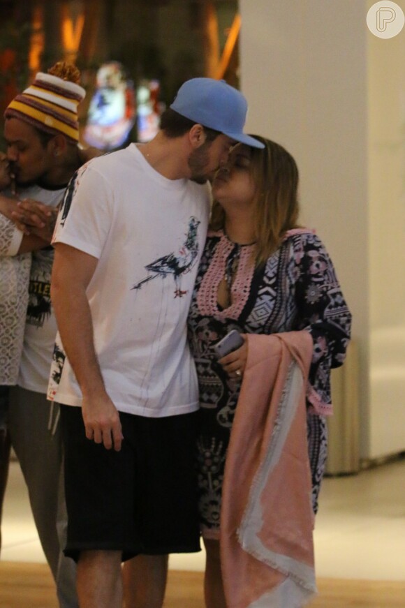 Preta Gil troca beijos com o marido, Rodrigo Godoi, em shopping do Rio