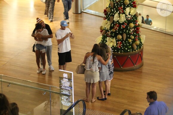 Preta Gil posa com fãs em shopping