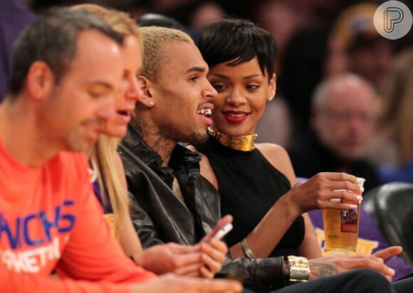 O casal reatou o romance em 2012, após 3 anos separados. 'Chris Brown vai te bater de novo', comentou a apresentadora Oprah Winfrey, na época