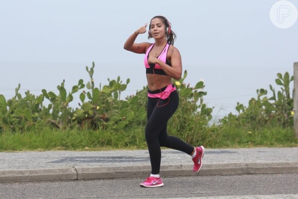 Anitta tem se dedicado aos exercícios como corrida e musculação para desfilar no Carnaval carioca