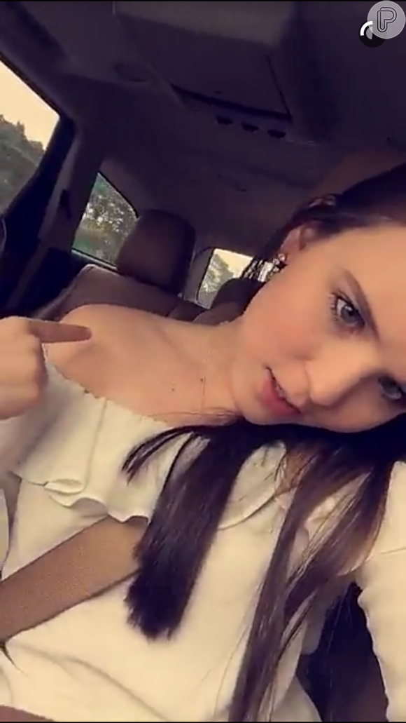 Larissa Manoela mostrou em seu Snapchat que teve marquinha de sol...