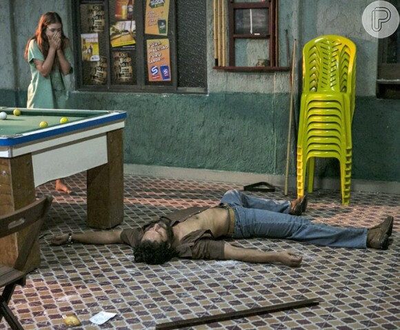 Ao empurrá-lo, Eliza (Marina Ruy Barbosa) entrou em pânico por ver Dino (Paulo Rocha) após bater a cabeça na mesa de sinuca e fugiu, na novela 'Totalmente Demais'