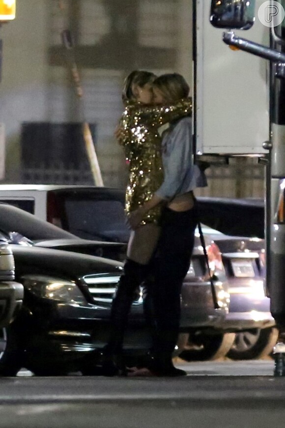 Miley Cyrus ainda viveu um affair com a modelo Stella Maxwell, com quem foi flagrada aos beijos em um estacionamento, em julho de 2015