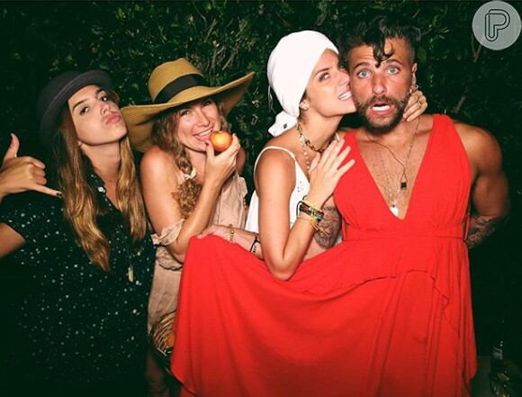 Bruno Gagliasso se divertiu em uma festa à fantasia em Fernando de Noronha ao lado da mulher, Giovanna Ewbank, Giovanna Lancelloti e Mirella Baldaconni