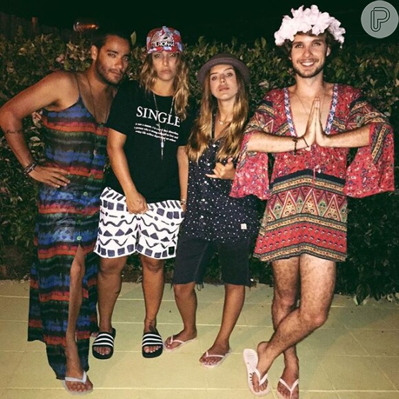 Giovanna Ewbank posa com amigos em festa em Fernando de Noronha
