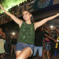 Anitta aposta em creme nas pernas no Carnaval: 'Parecer que não tenho celulite'