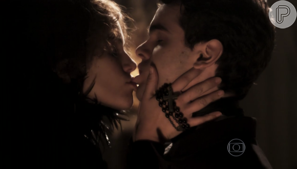 Isabel D'Ávila de Alencar (Isabella Santoni) e Augusto de Valmont (Ghilherme Lobo) dão beijo apaixonado durante o velório do marido dela