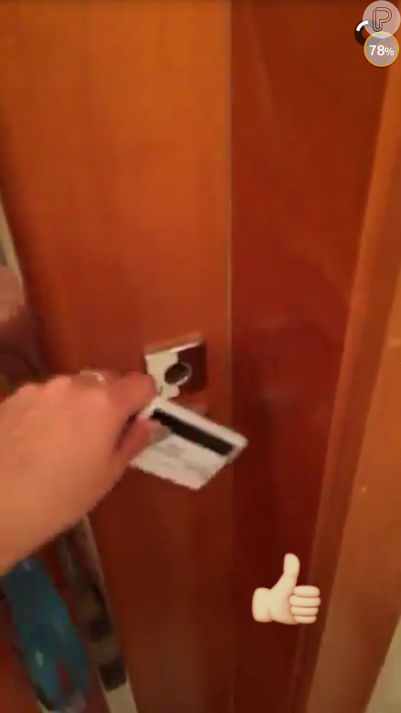 Bruna Marquezine tentou abrir a porta de sua casa com o crachá da Globo