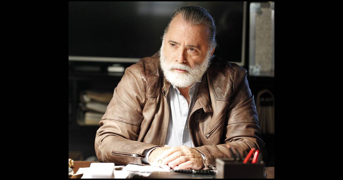 Zé Maria (Tony Ramos) fica irritado por ter que se afastar ...