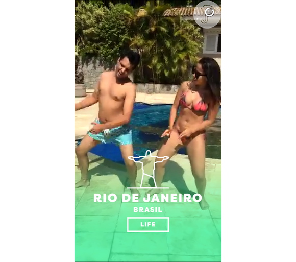 Anitta aproveita dia ensolarado para rebolar de biquíni. Imagens foram postadas no Snapchat da cantora na tarde desta terça-feira, 5 de janeiro de 2016