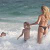 Danielle Winits exibiu corpo em forma em recente passeio na praia com os filhos