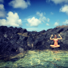 Brincanco com posição de yoga, Giovanna Ewbank fez clique em visual paradisíaco, a Praia do Sancho em Noronha