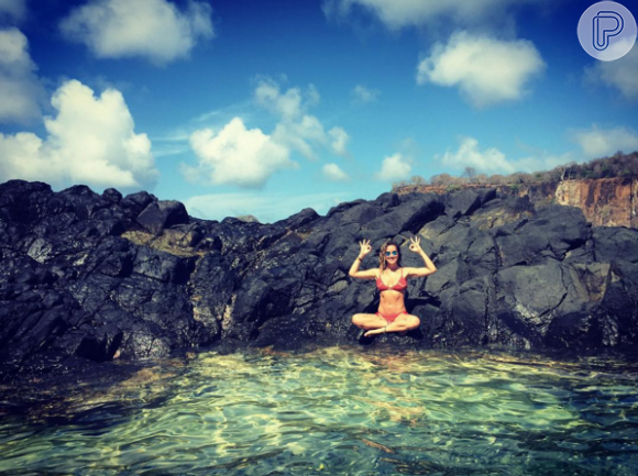 Brincanco com posição de yoga, Giovanna Ewbank fez clique em visual paradisíaco, a Praia do Sancho em Noronha