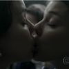 Alice Wegmann e Hanna Romanazzi em cena de beijo na minissérie 'Ligações Perigosas'
