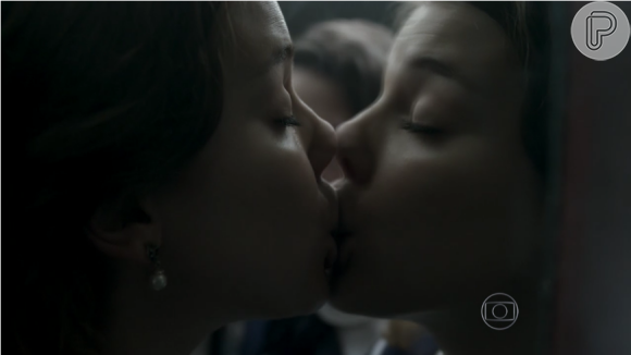 Alice Wegmann e Hanna Romanazzi em cena de beijo na minissérie 'Ligações Perigosas'
