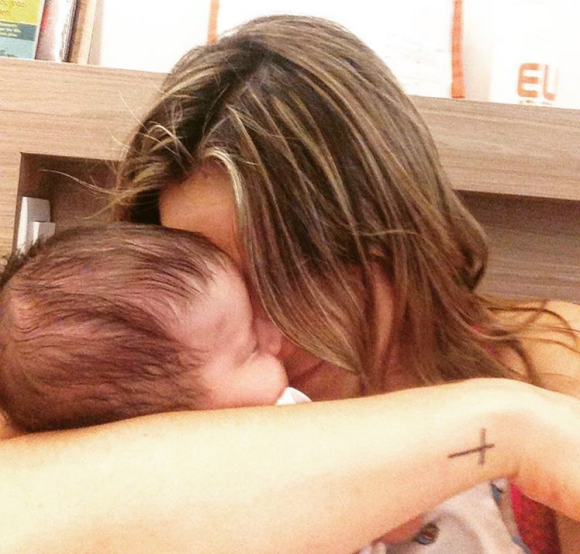 Fernanda Gentil posta sempre que pode foto 'babando' pelo pequeno Gabriel, de 4 meses