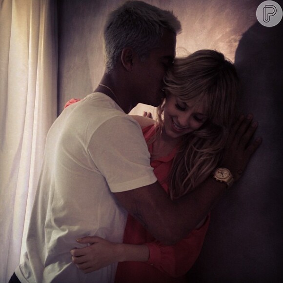 Sophia Abrahão e Micael Borges posaram durante as filmagens do videoclipe da música 'Essa noite eu vou ficar'; foto publicada nesta quinta-feira, 6 de dezembro de 2012